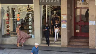 Huye con dos zapatillas del pie izquierdo puestas en Vilagarcía y regresa a por la cartera