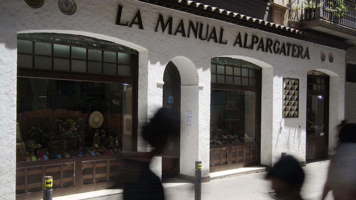 Actual aspecto de la fachada de La Manual Alpargatera, datada de 1941.