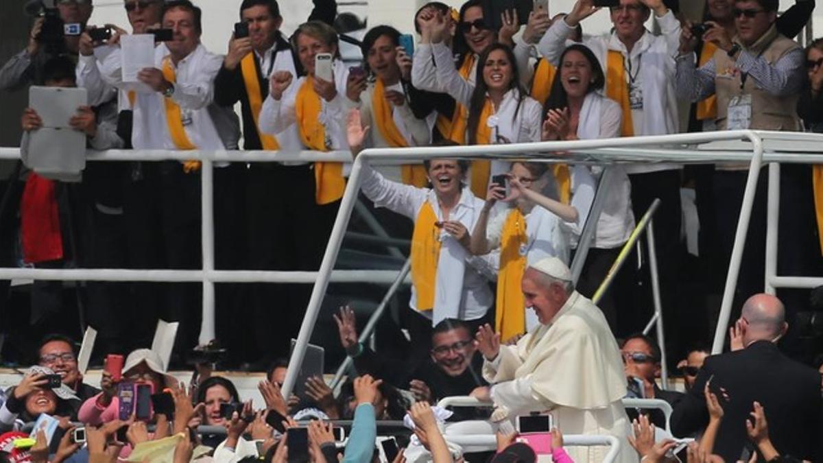 El papa Francisco llega al parque del Bicentenario en su 'papamóvil'.