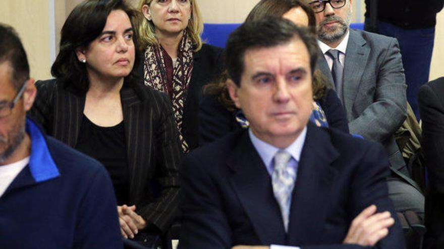 La infanta Cristina al fons i l&#039;expresident balear en primer terme.