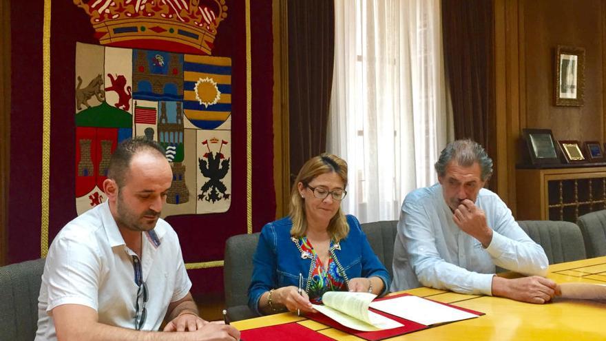 Pablo Moro y Mayte Martín Pozo firmando el convenio junto a Juan Dúo en la Diputación.