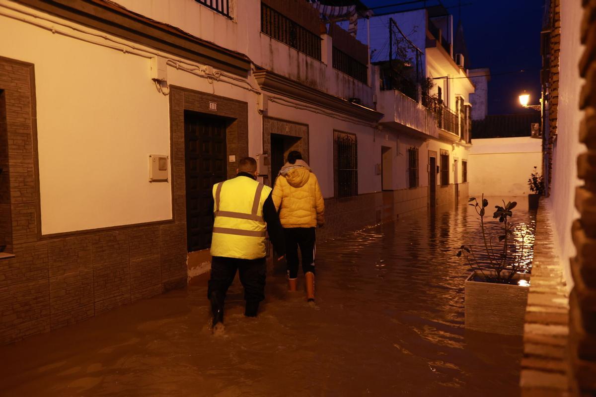 La lluvia anega varias zonas de Lora del Río (Sevilla), que se protege con bombas de desagüe. A 07 de febrero de 2026 en Lora del Río, Sevilla, Andalucía (España). El municipio sevillano de Lora del Río está viviendo con preocupación estas últimas horas por el riesgo de colapso de los tanques de tormenta, sobre todo, a raíz de la fuerte tromba que ha caído en esta tarde, que ha provocado inundaciones en algunas zonas, que poco a poco van recobrando la normalidad gracias al uso de bombas de desagüe. 07 FEBRERO 2026;LORA DEL RÍO;SEVILLA;INUNDACIÓN;LLUVIA;DESAGÜE;DESALOJO;ANDALUCÍA;BORRASCA Rocío Ruz / Europa Press 07/02/2026. Rocío Ruz