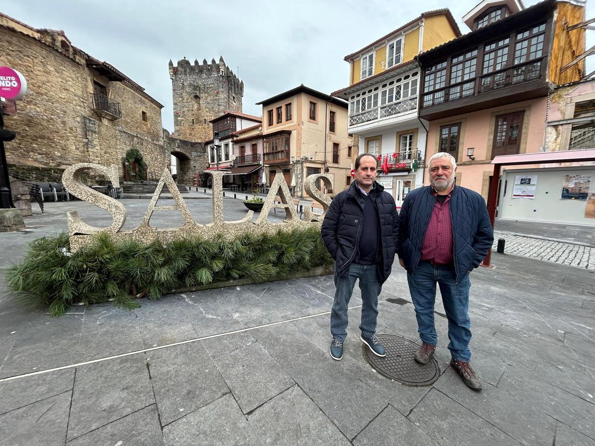 Álvarez y Marrón, en la plaza del ayuntamiento de Salas.