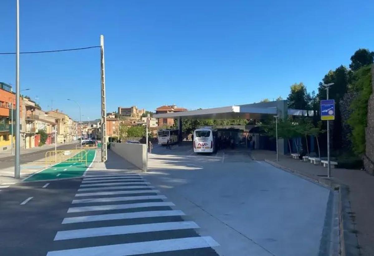 Acceso a la estación de autobuses de Alcañiz, con una cámara instalada en el acceso.