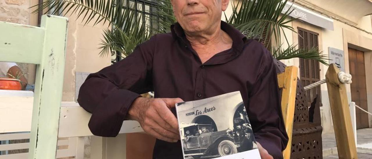 Sbert muestra su nuevo libro, editado por el consistorio ´santanyiner´.