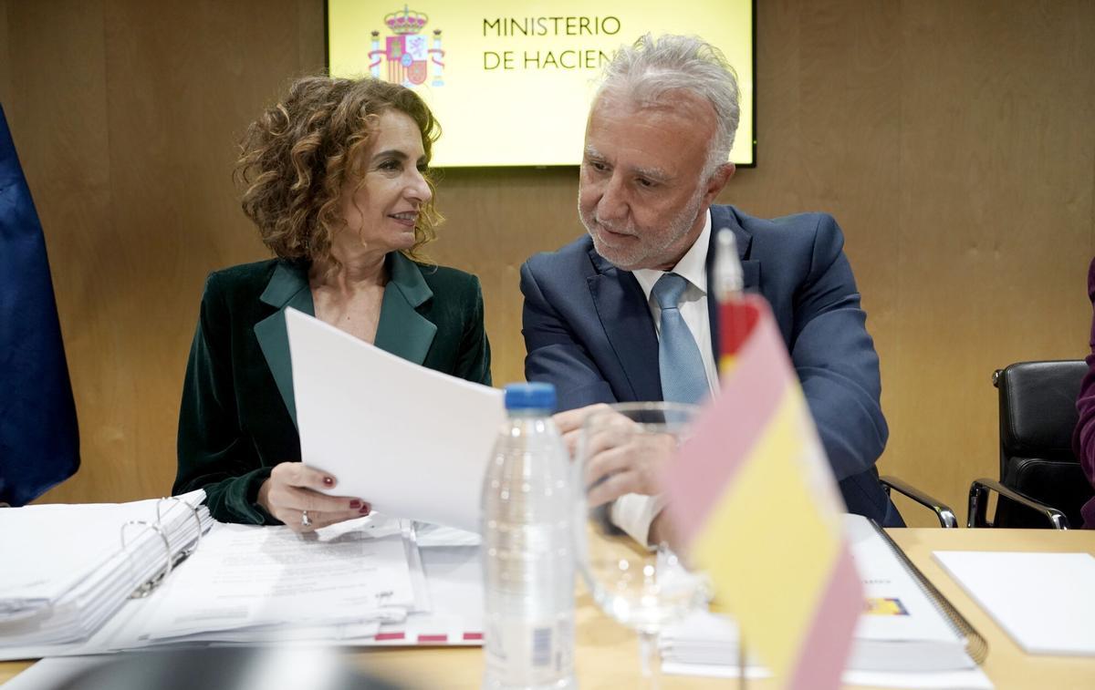 La vicepresidenta primera y ministra de Hacienda, María Jesús Montero, y el ministro de Política Territorial, Ángel Víctor Torres, al inicio del Consejo de Política Fiscal y Financiera este miércoles.