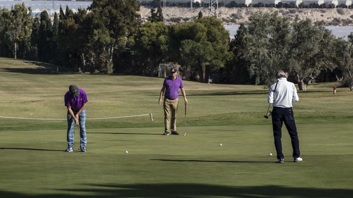 Jugadores de golf en un campo de Alicante, en una imagen de archivo.
