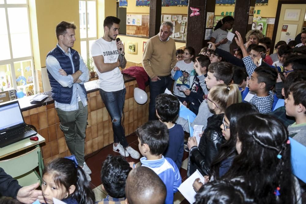 Los jugadores del Real Oviedo Néstor Susaeta y David Costas visitan el Colegio Pablo Miaja