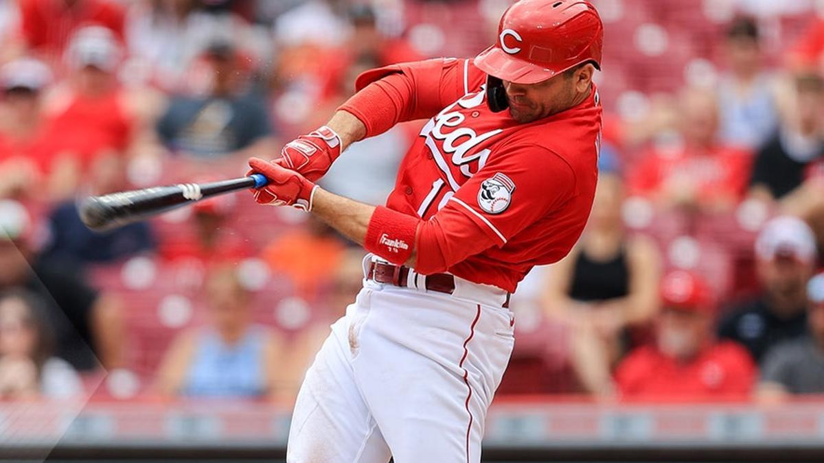 Un jugador de los Cincinnati Reds batea la pelota.