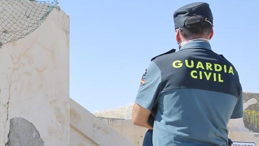 Defensa exige a un guardia civil de baja que devuelva el sueldo de seis meses