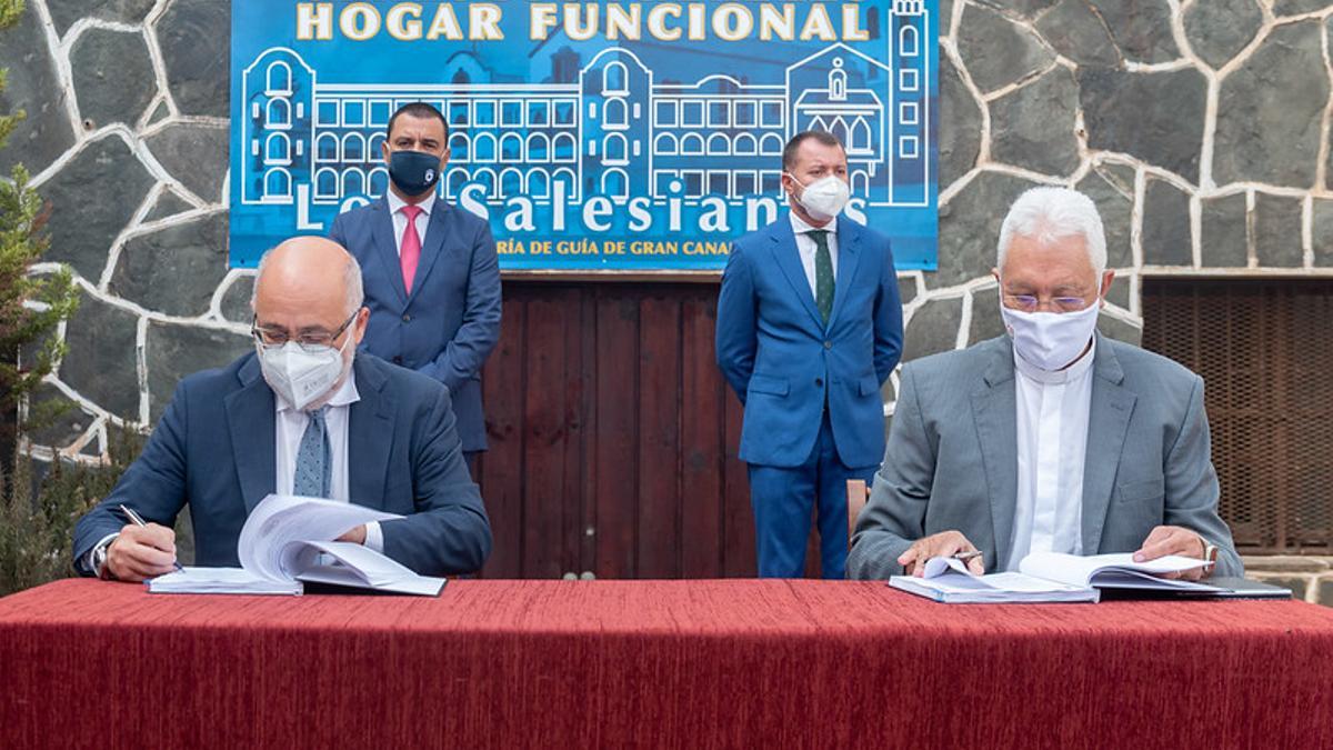 Firma de la cesión del colegio salesiano de Guía al Cabildo