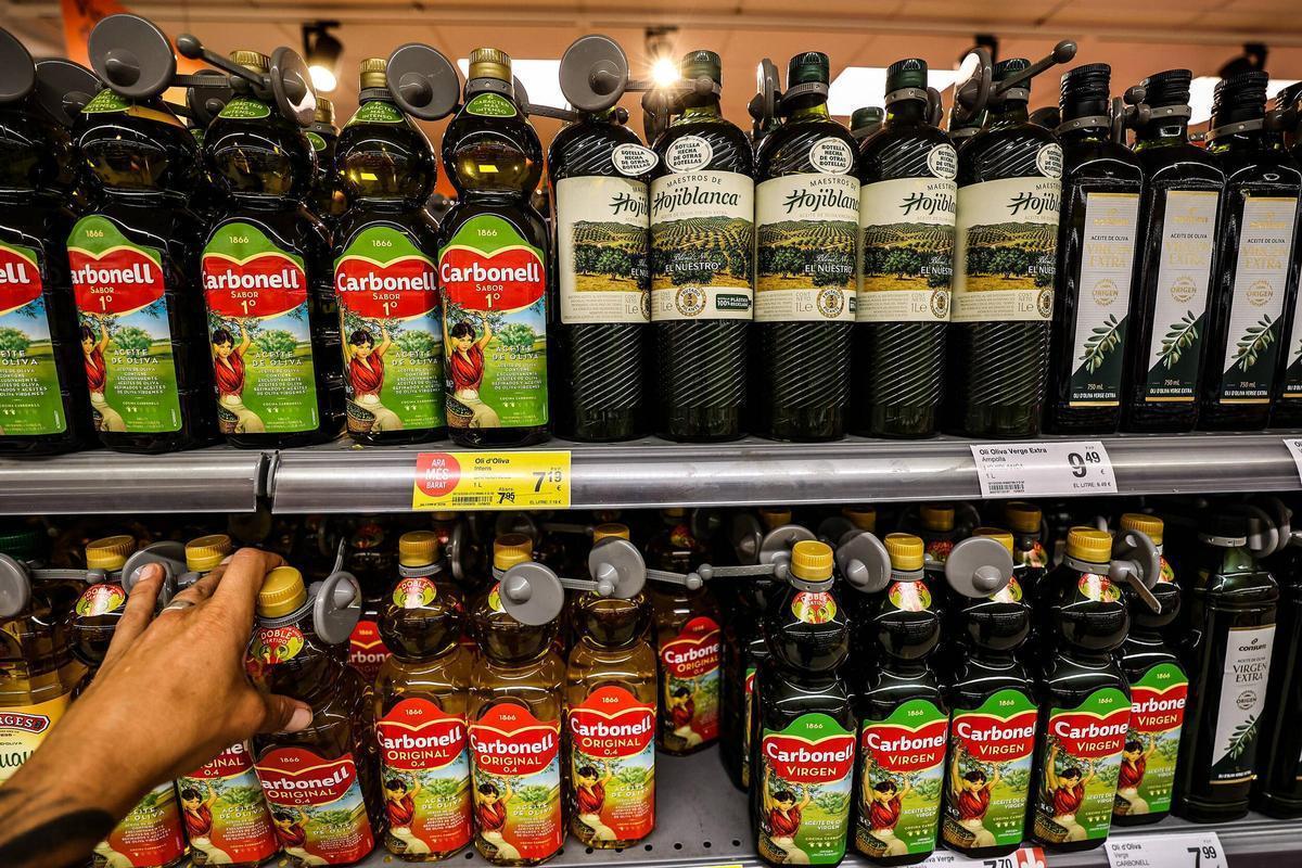 Aceites de la marca Carbonell y Hojiblanca en un supermercado de Barcelona.