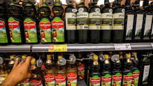 Aceites de la marca Carbonell y Hojiblanca en un supermercado de Barcelona.