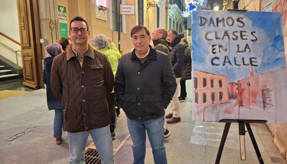 El presidente de la asociación de alumnos y el vicepresidente durante una protesta en la Diputación de Badajoz.