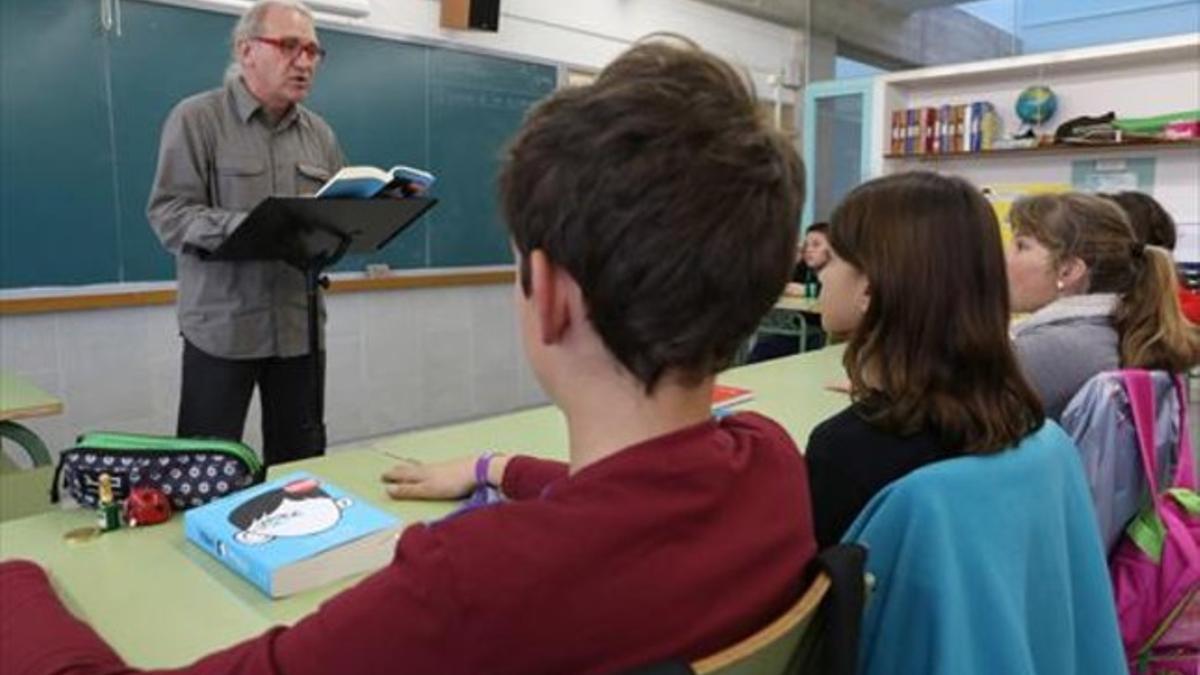 En clase 8 August García, leyendo a sus alumnos 'Wonder', en la escuela El Castellot de La Múnia.
