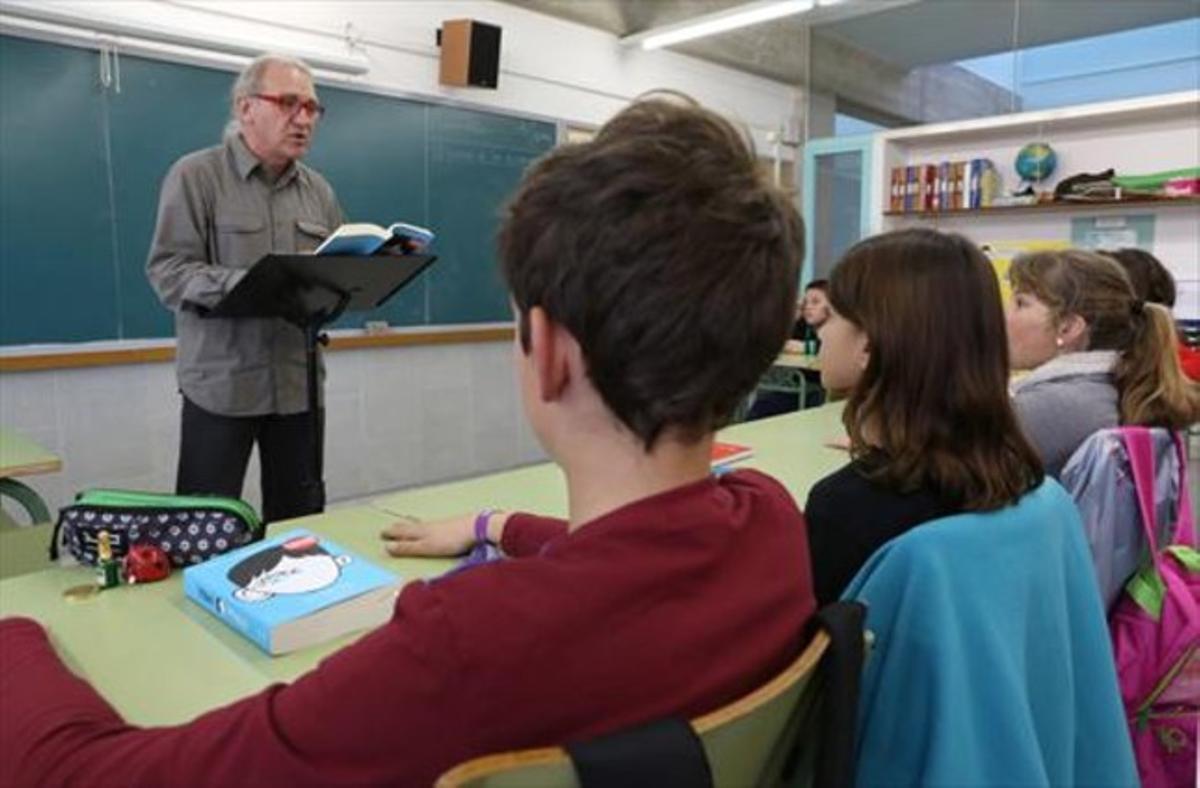 A classe 8 August García, llegint als seus alumnes ’Wonder’, a l’escola El Castellot de la Múnia.