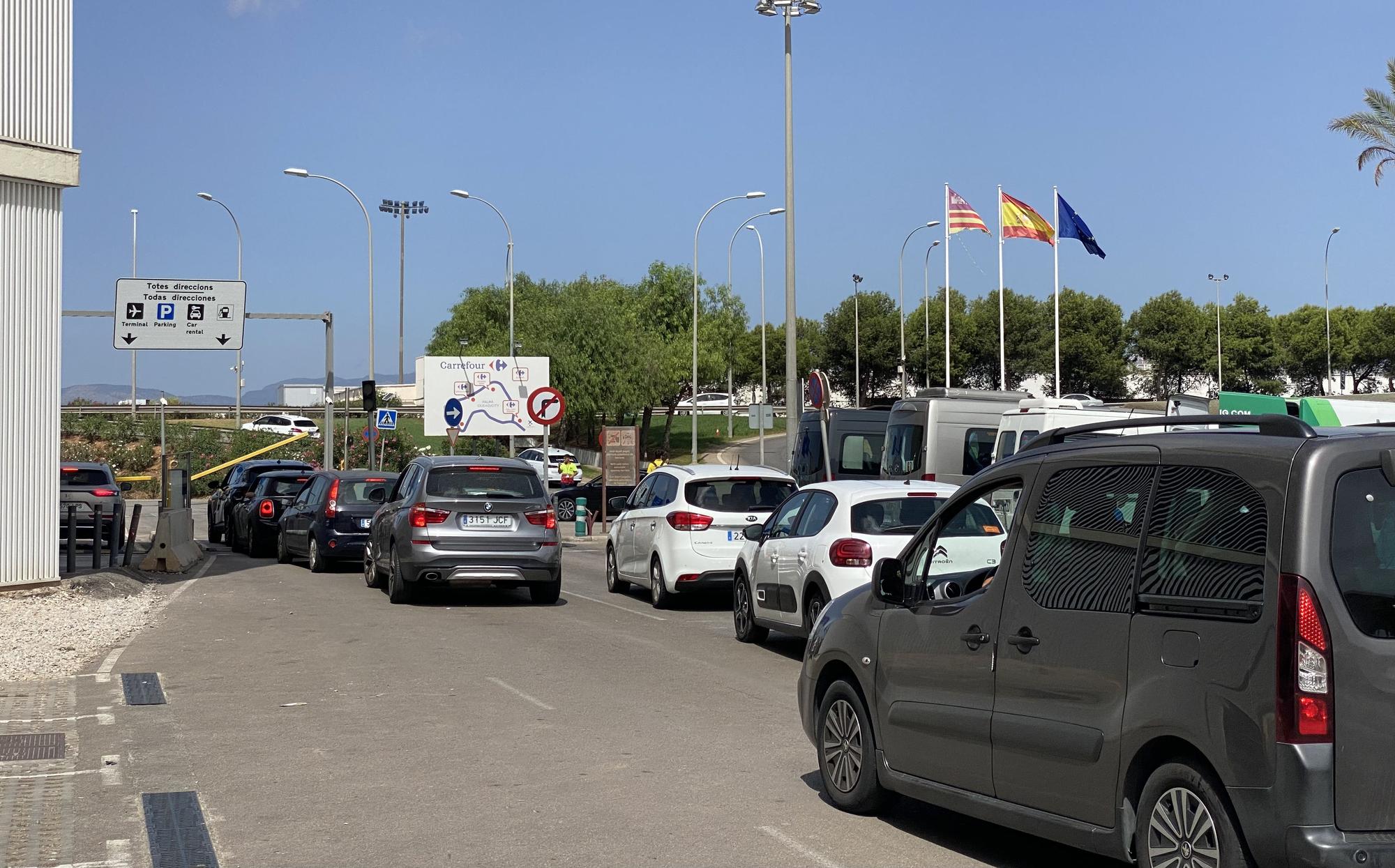 Las fotos del atasco de los 7.000 coches al día en el parking exprés del aeropuerto de Palma