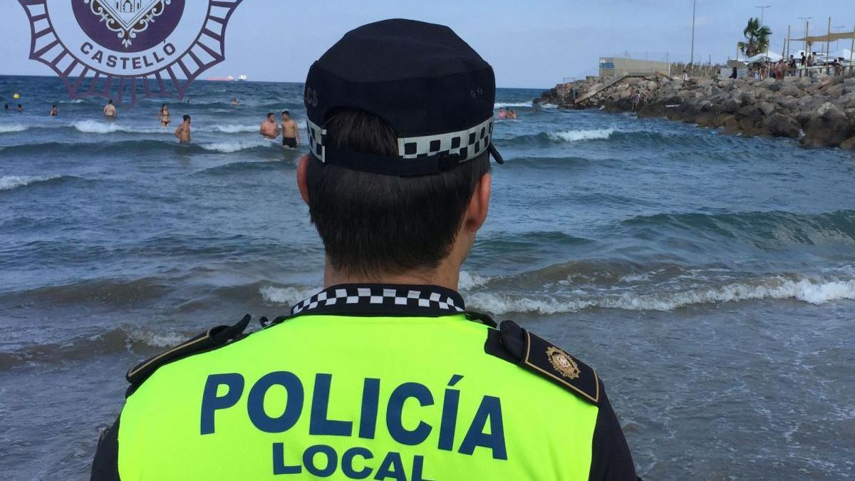 Un bañista y socorristas del Grao salvan a dos niños que se ahogaban frente al Planetari