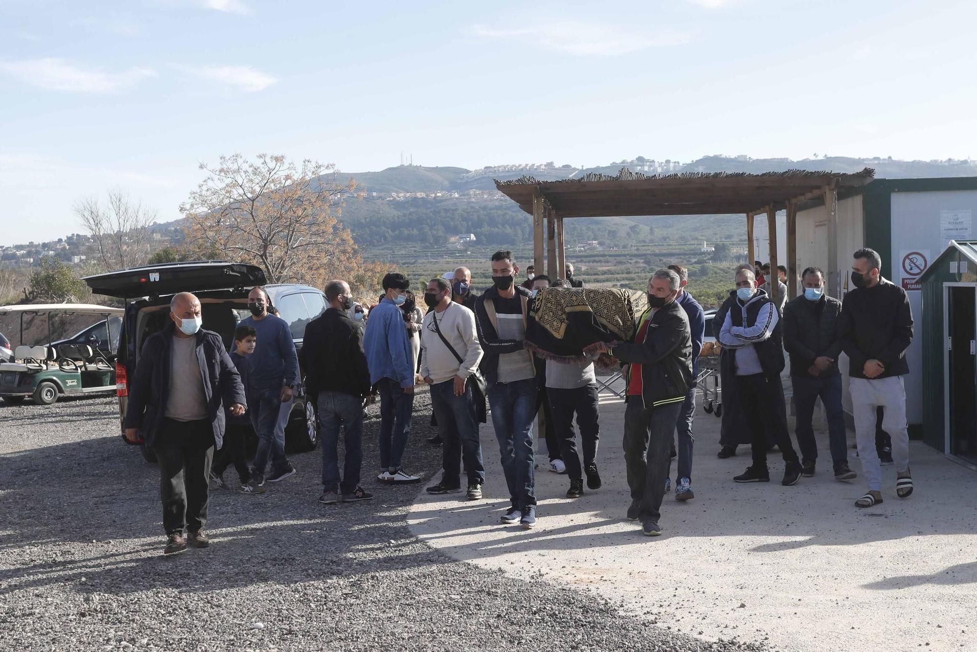 Entierro de Wafaa Sebbah en el cementerio Jardín Muslmán de València