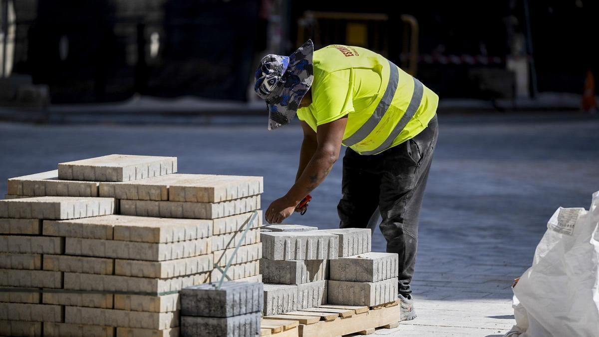 Un trabajador de la construcción en una obra.