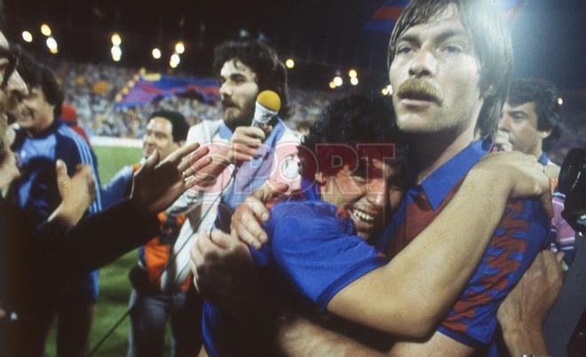 Diego Maradona se abraza a Tarzán Miguel en las celebraciones por la victoria en la final de la Copa del rey 82/83 el 3 de junio de 1983.