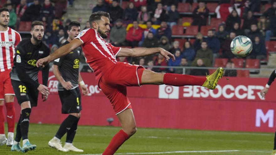 Stuani remata una pilota en el partit contra l&#039;Extremadura a Montilivi