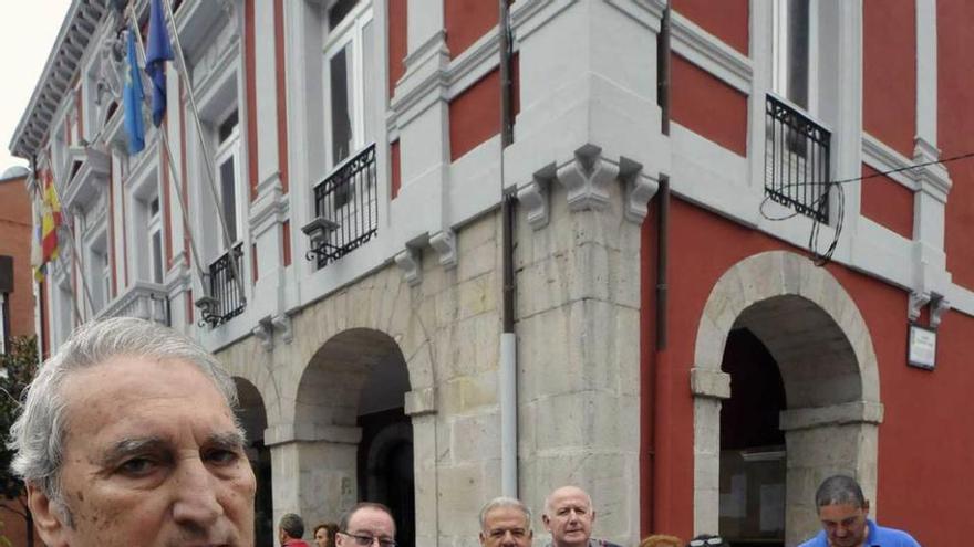 Celso Suárez, con la publicación, ayer, frente al Ayuntamiento.