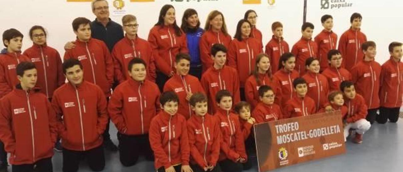 La Escuela de Pilota de Godelleta, con el cartel del Trofeo Moscatel.