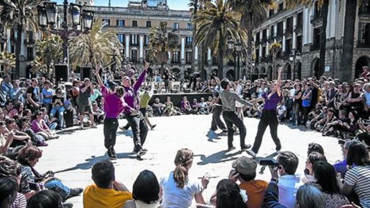 Exhibición de swing en el multitudinario encuentro que cerró el festival BarSwingOna del 2013 en la plaza Reial.