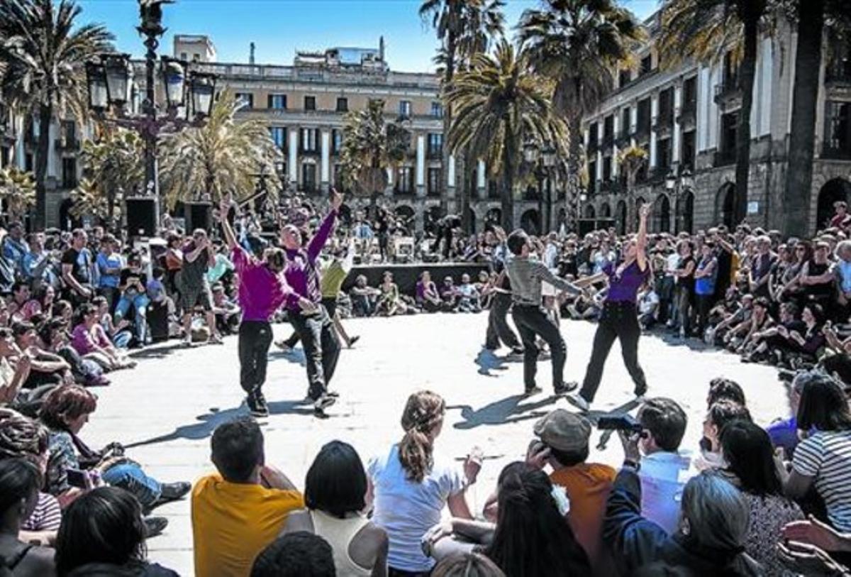 Exhibició de swing en la multitudinària trobada que va tancar el festival BarSwingOna del 2013 a la plaça Reial. Exhibició de swing en la multitudinària trobada que va tancar el festival BarSwingOna del 2013 a la plaça Reial.
