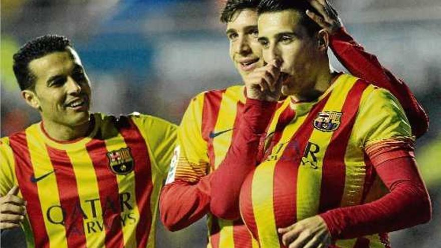 Pedro i Sergi Roberto feliciten Tello després d&#039;un dels tres gols del davanter.