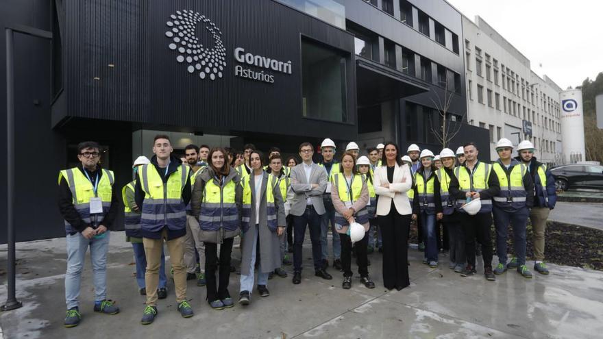 Visitantes a  la planta de Gonvarri y en el centro Luis Pérez, Ana Lamela y Salomé González. | Ricardo Solís