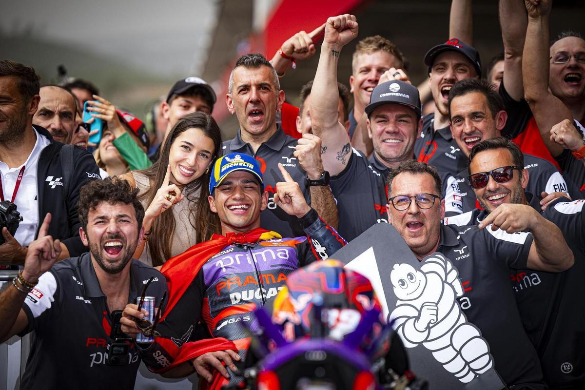 María Monfort posa junto a Jorge Martín y el resto del equipo Prima Pramac.