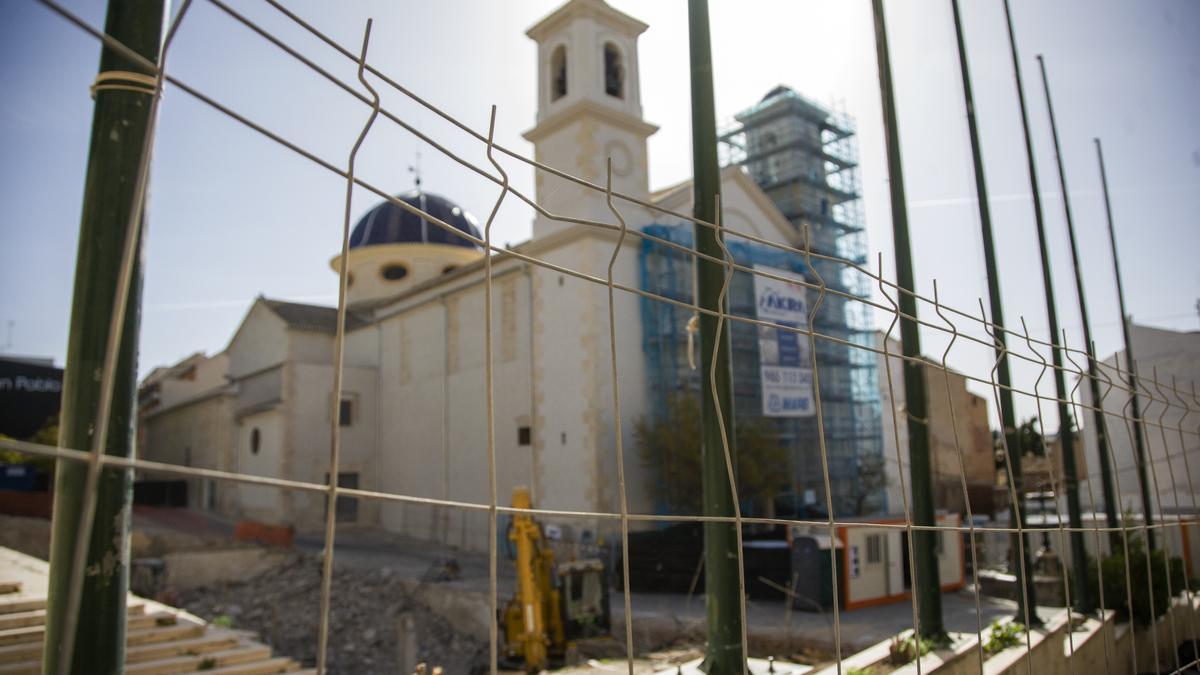 REFORMA IGLESIA IBI | Las obras recuperan la esfera de un antiguo reloj del campanario tras más de 30 años REFORMA IGLESIA IBI | Las obras recuperan la esfera de un antiguo reloj del campanario tras más de 30 años