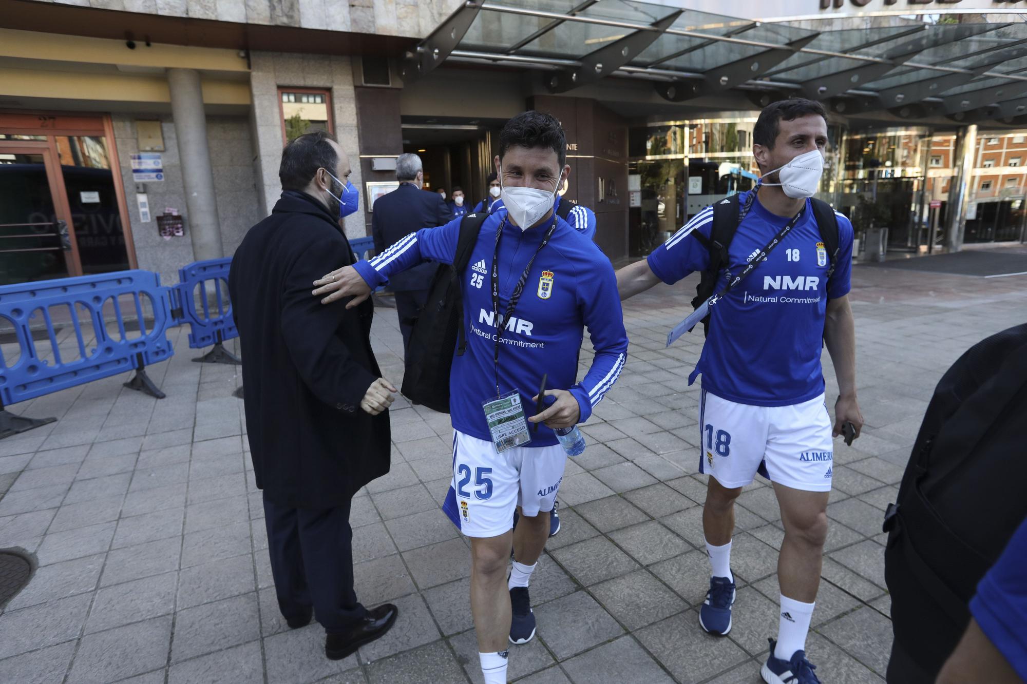 Así fue la salida de los jugadores del Real Oviedo hacia Gijón