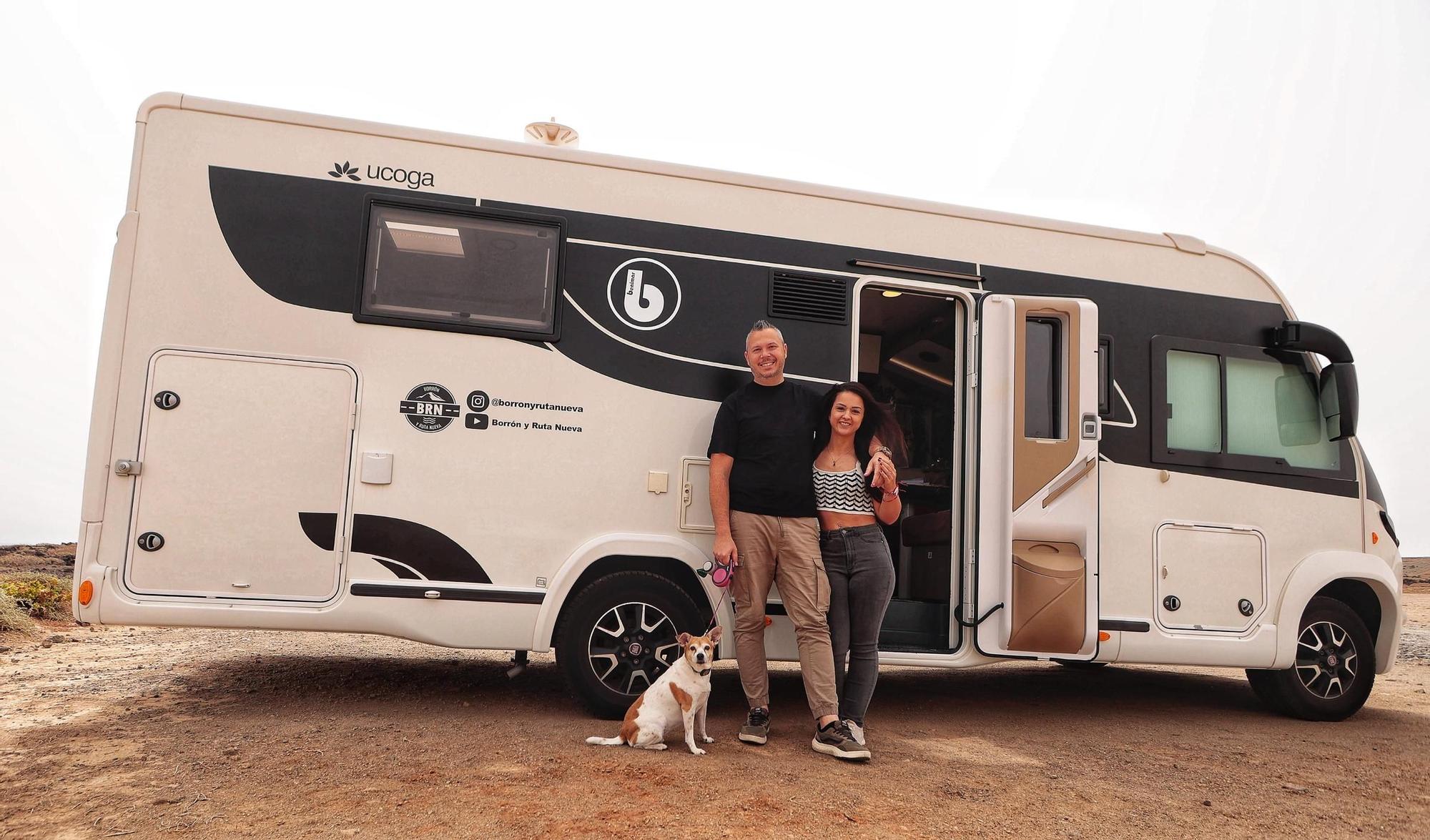 La pareja tinerfeña que vive y viaja en su hogar rodante de 12 metros