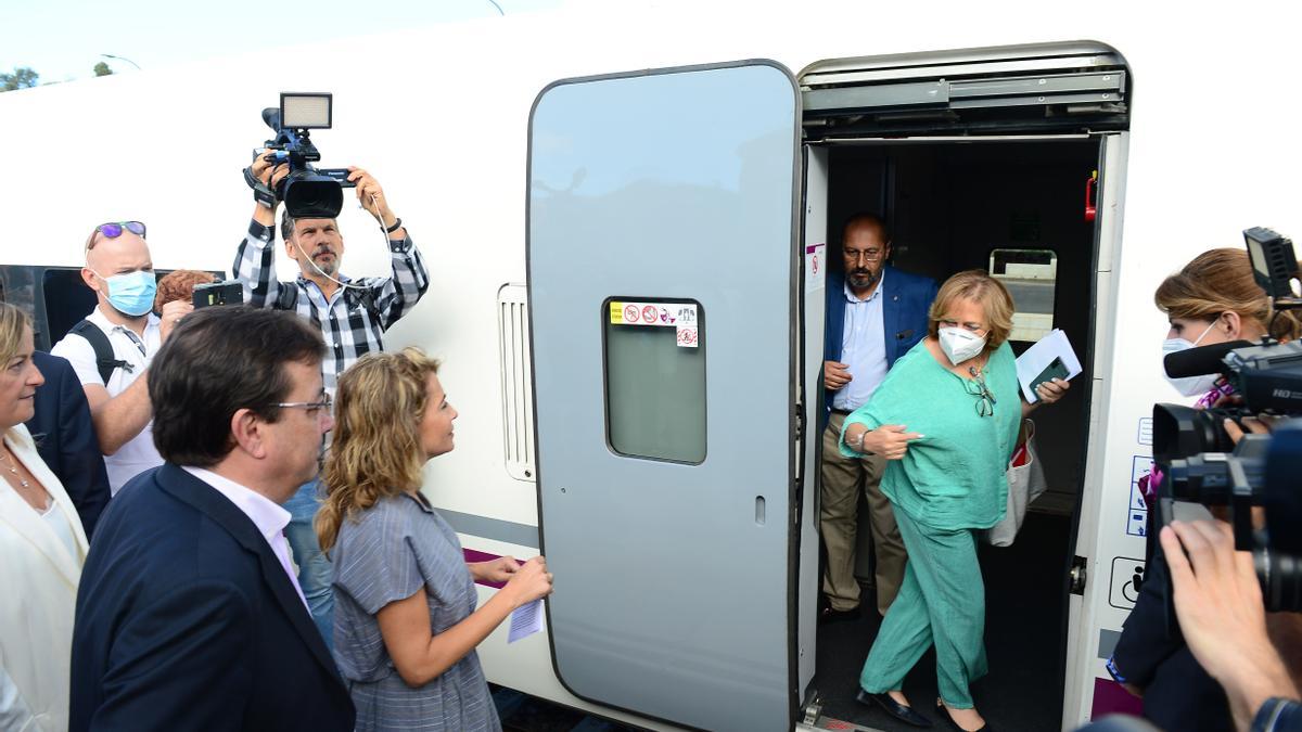 La ministra y Vara, antes de subir al tren en Plasencia.