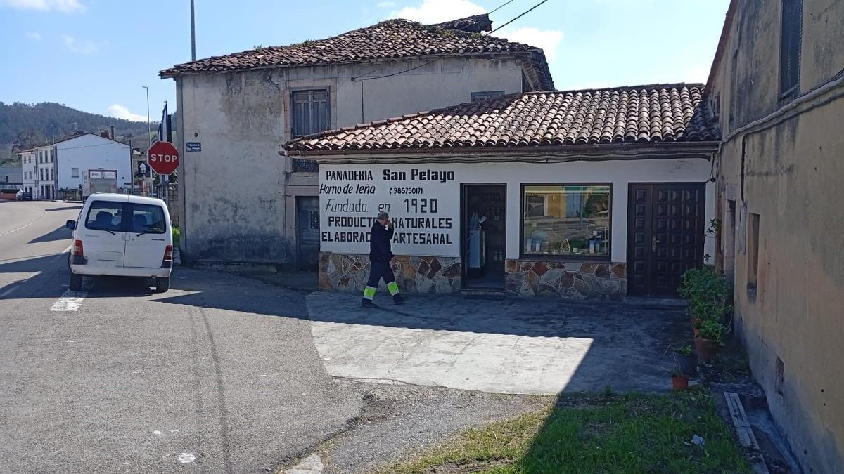 Exterior de la Panadería San Pelayo, en Grado.