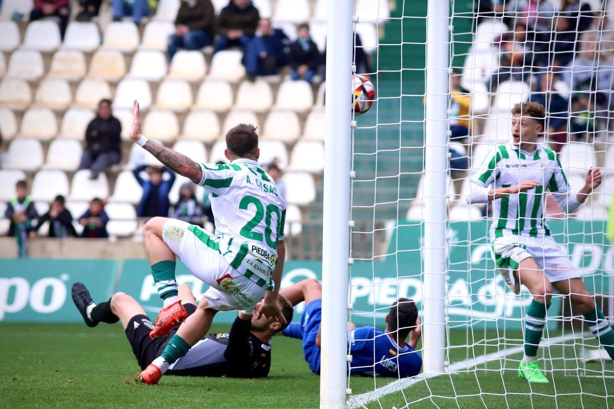 Antonio Casas anota el segundo de sus goles al Melilla, este domingo en El Arcángel.