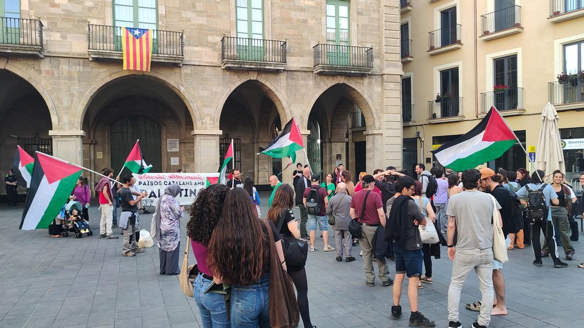 Una cinquantena de persones s'ha concentrat davant l'Ajuntament de Manresa en protesta per la detenció de la Flotilla per part d'Israel