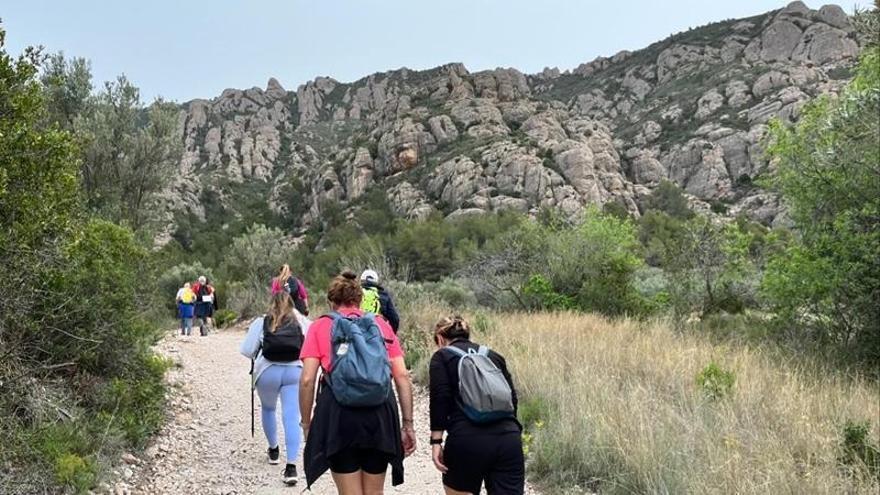 Unes tres-centes persones participen en la Caminada de Primavera Abrera-Montserrat