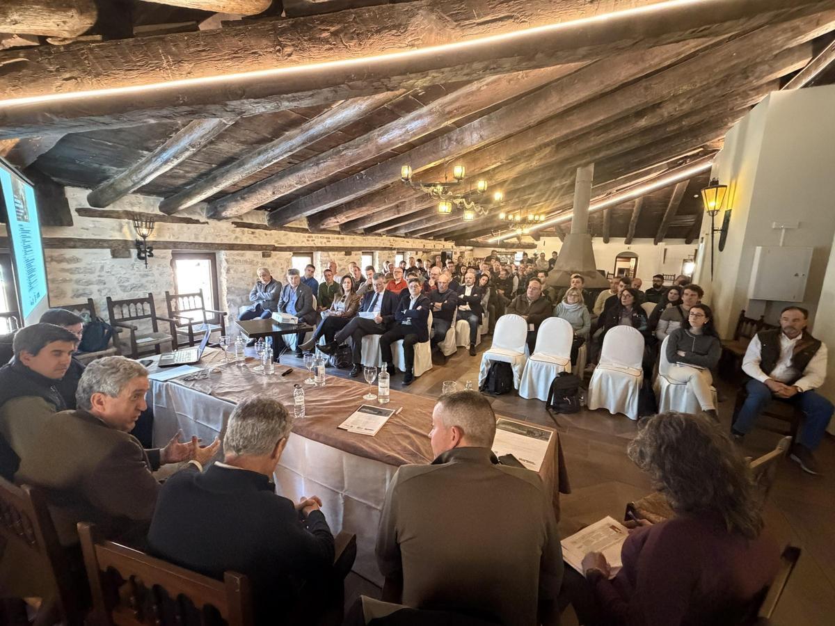 Asistentes a la jornada organizada por el Gobierno de Aragón y la Federación Aragonesa de Caza (FARCAZA) sobre la situación de la cabra montés.