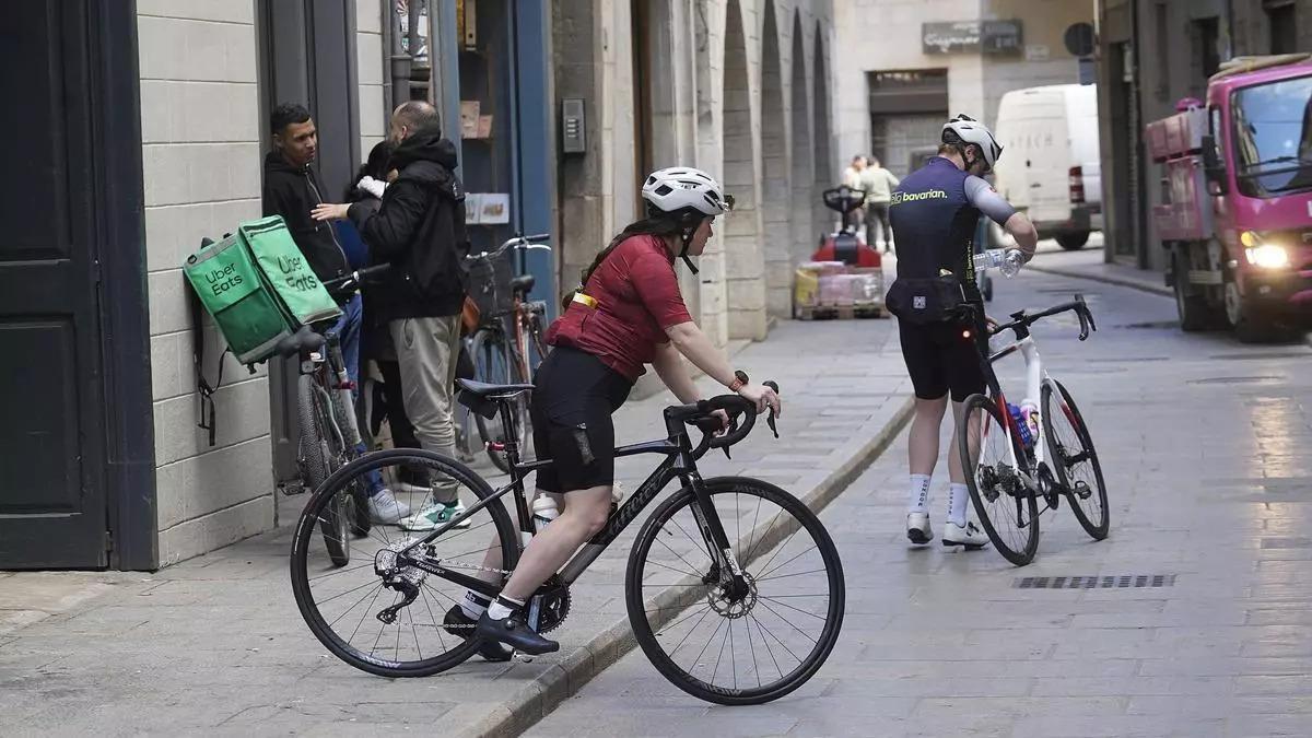 Dos bicicletas circulando por el Barri Vell de Girona, en una imagen de archivo.