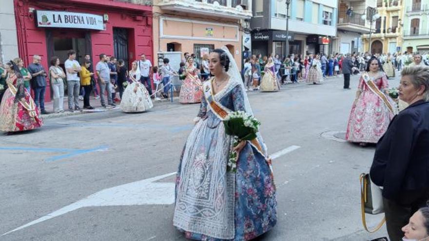 Las falleras desfilaron sin mascarilla pero con mayor distancia entre ellas. | R. S.