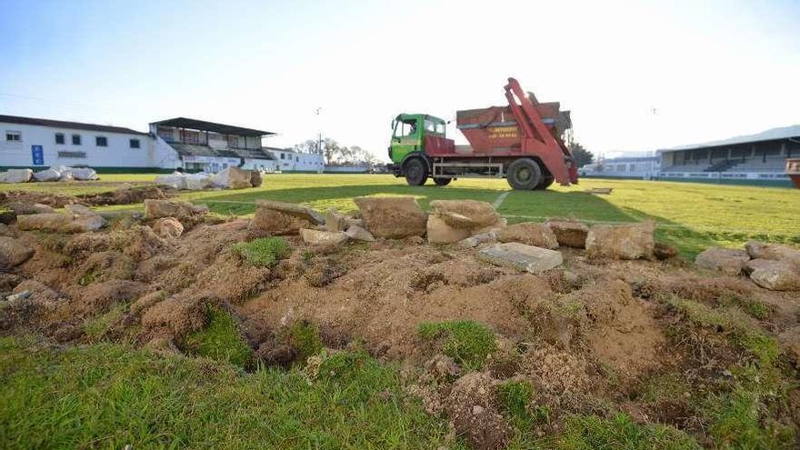 Los trabajos de retirada del césped natural del campo de A Seca. // Gustavo Santos