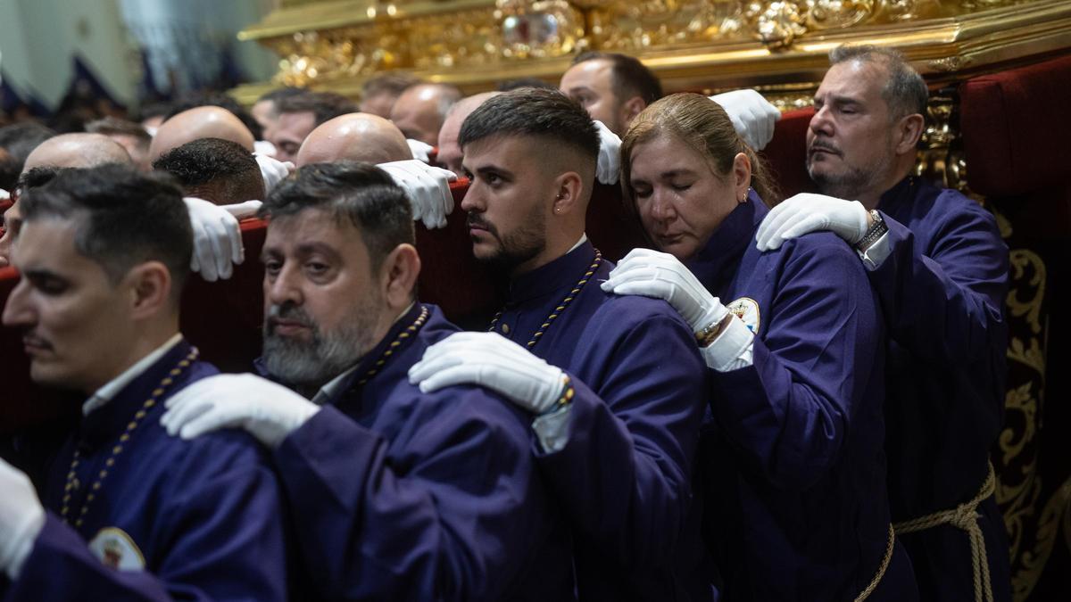 Varios horquilleros llevan el trono durante la procesión de Jesús Nazareno de Medinaceli durante el Viernes Santo, a 18 de abril de 2025, en Madrid (España).