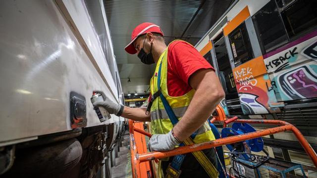 Un operari neteja un tren de Rodalies, el desembre passat.