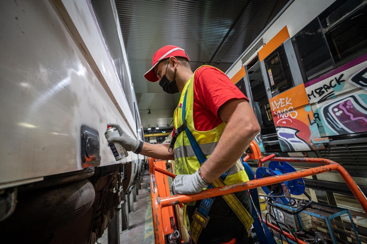 Renfe triplicarà les estacions de Rodalies preparades per netejar grafitis dels trens