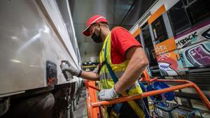 Renfe triplicarà les estacions de Rodalies preparades per netejar grafitis dels trens