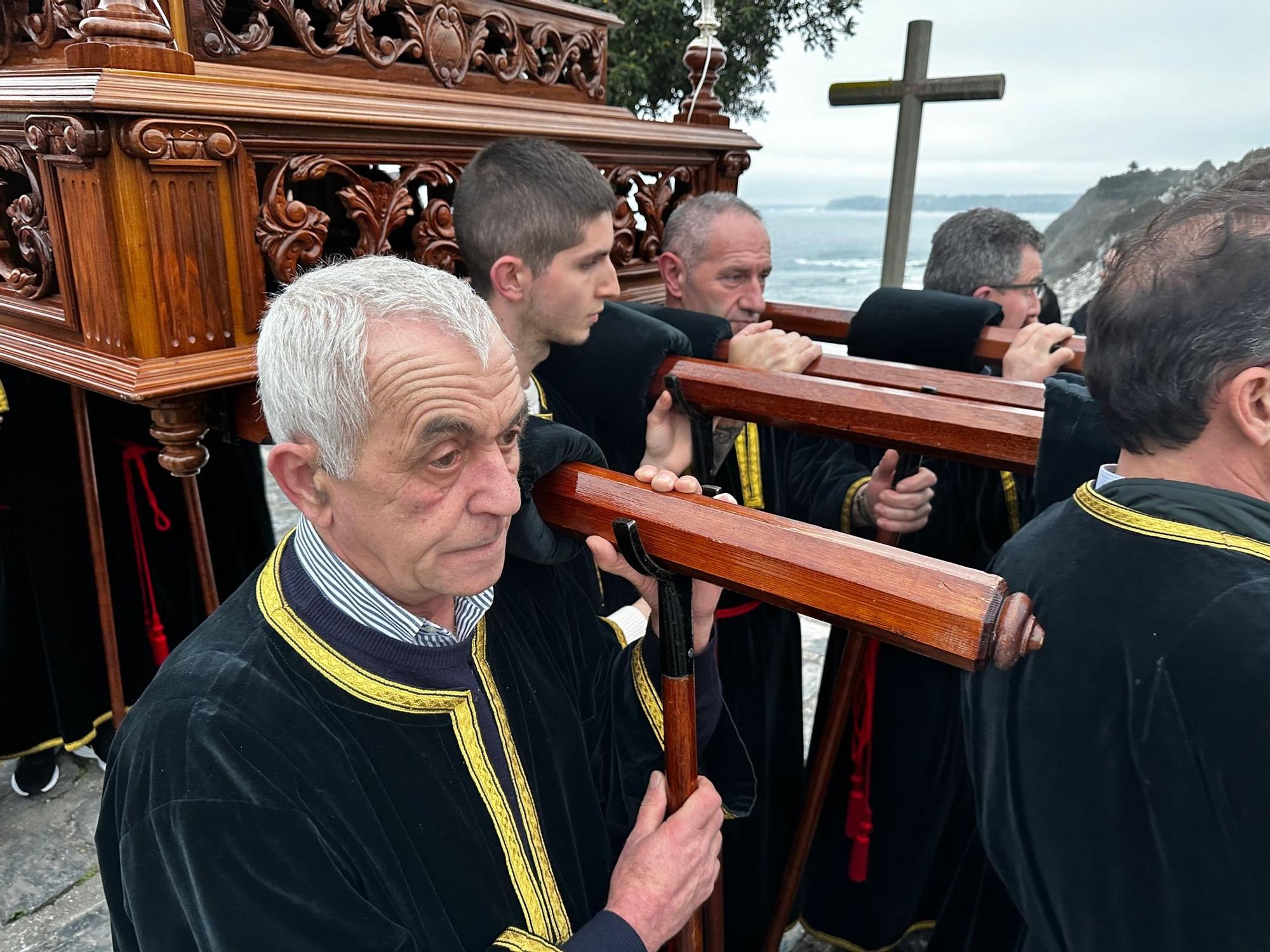 En imágenes: el Nazareno deslumbra en Luarca